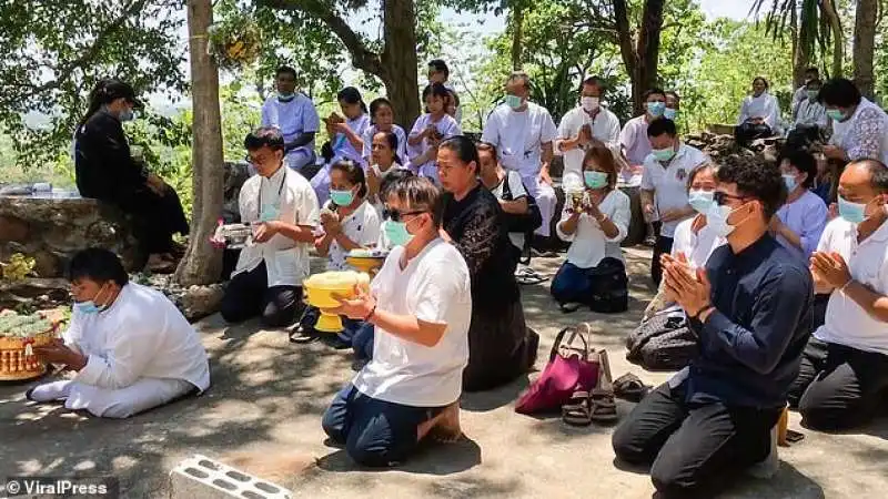 DEVOTI AL TEMPIO PER I RITI FUNERARI