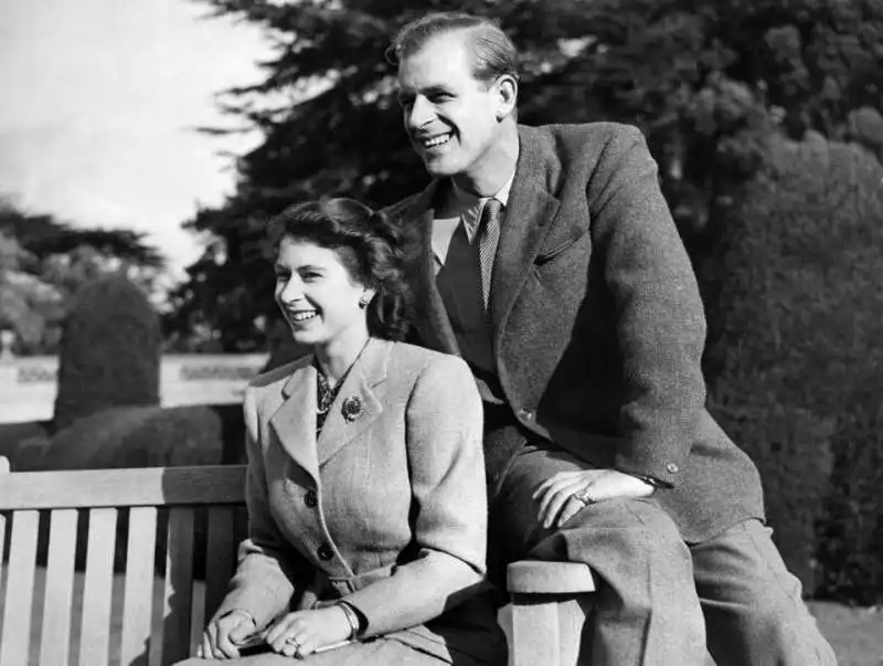 elisabetta e filippo durante la loro luna di miele in hampshire nel 1947