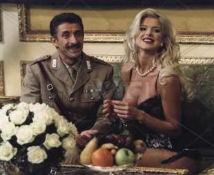 ezio greggio victoria silvsted un maresciallo in gondola