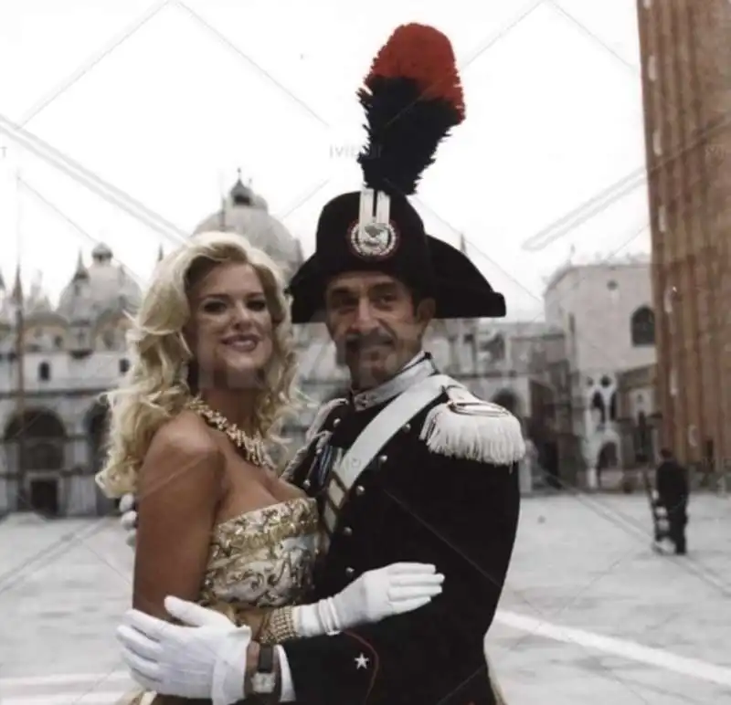 ezio greggio victoria silvsted   un maresciallo in gondola 