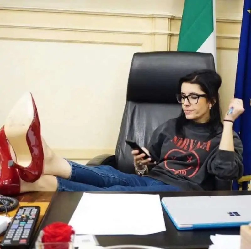 fabiana dadone coi piedi sulla scrivania