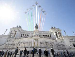 frecce tricolori sopra l altare della patria