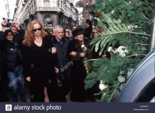 Donna con strani occhiali, a Monaco di Baviera, Germania Foto stock - Alamy