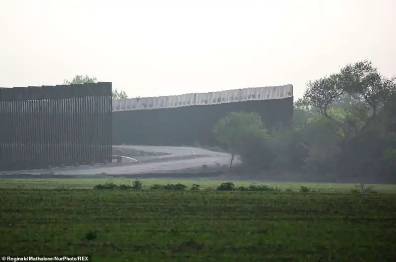 il muro al confine tra usa e messico in texas 