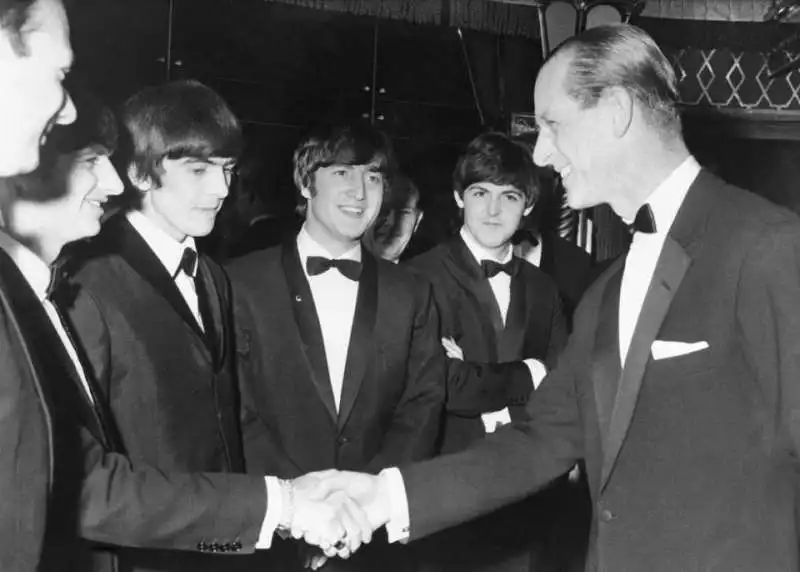 il principe filippo con i beatles a londra nel 1964