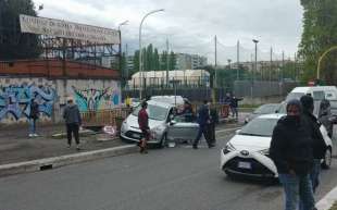 incidente ambulanza si ribalta a roma 2