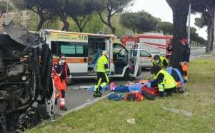 incidente ambulanza si ribalta a roma 3