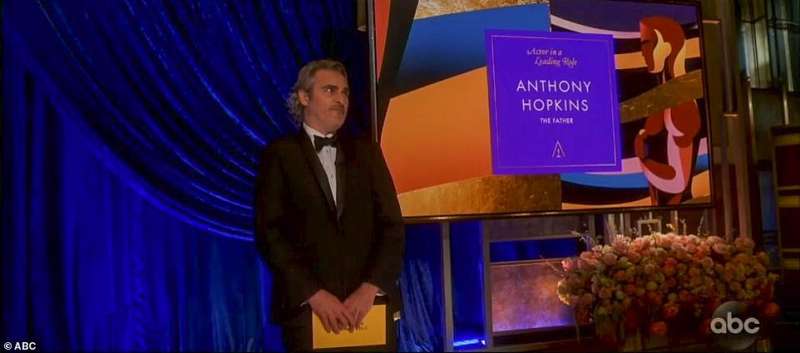 joaquin phoenix premia anthony hopkins