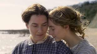 kate winslet saorsie ronan ammonite