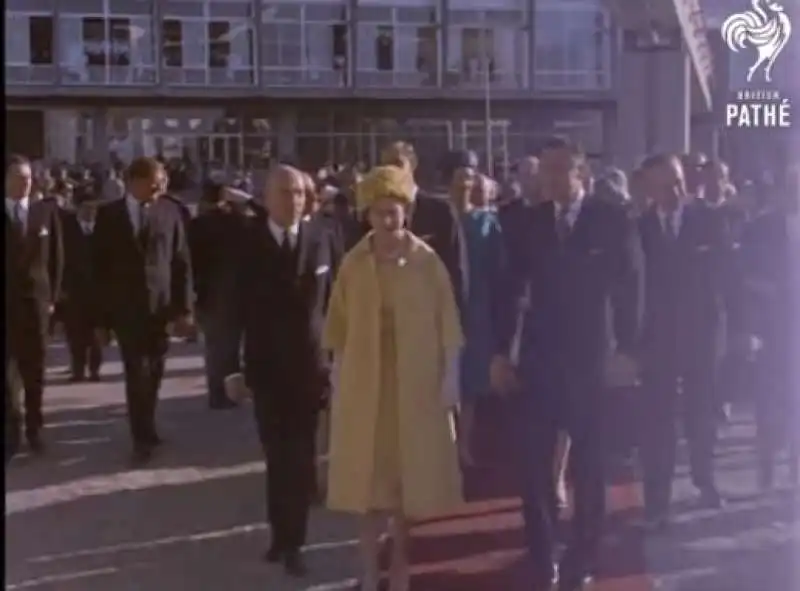 la regina elisabetta e gianni agnelli a torino nel 1961    