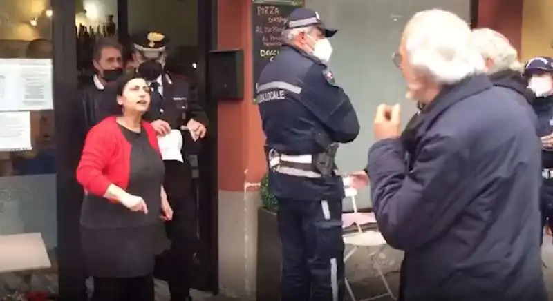 la titolare del bar contro i carabinieri