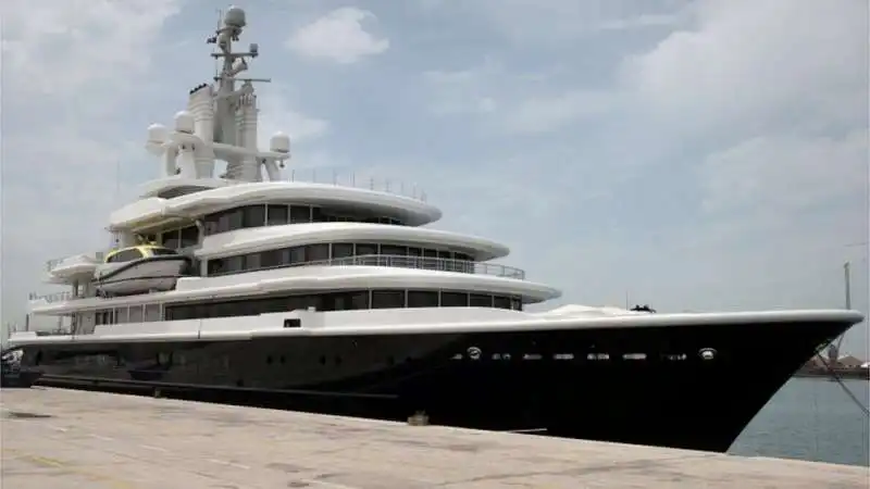 lo yacht di akhmedov