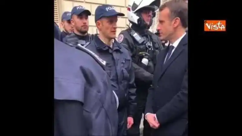 MACRON POLIZIA 2