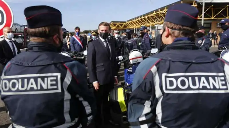 MACRON POLIZIA 3