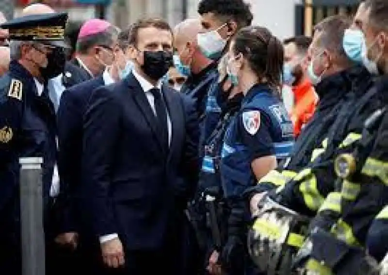 MACRON POLIZIA 4