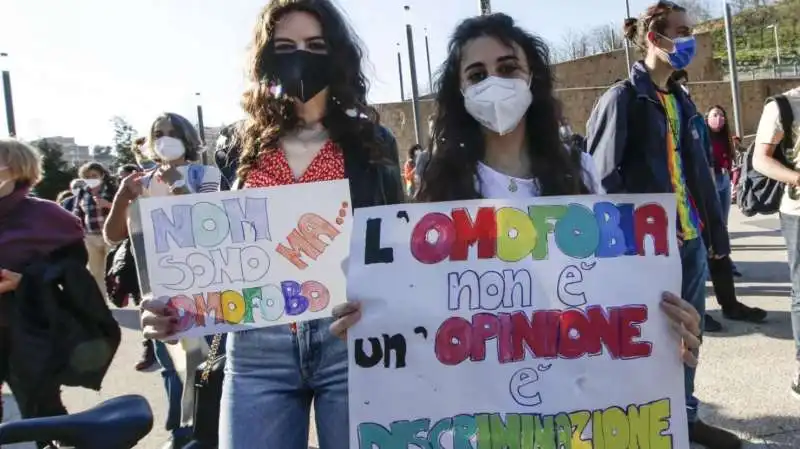 manifestazione anti omofobia