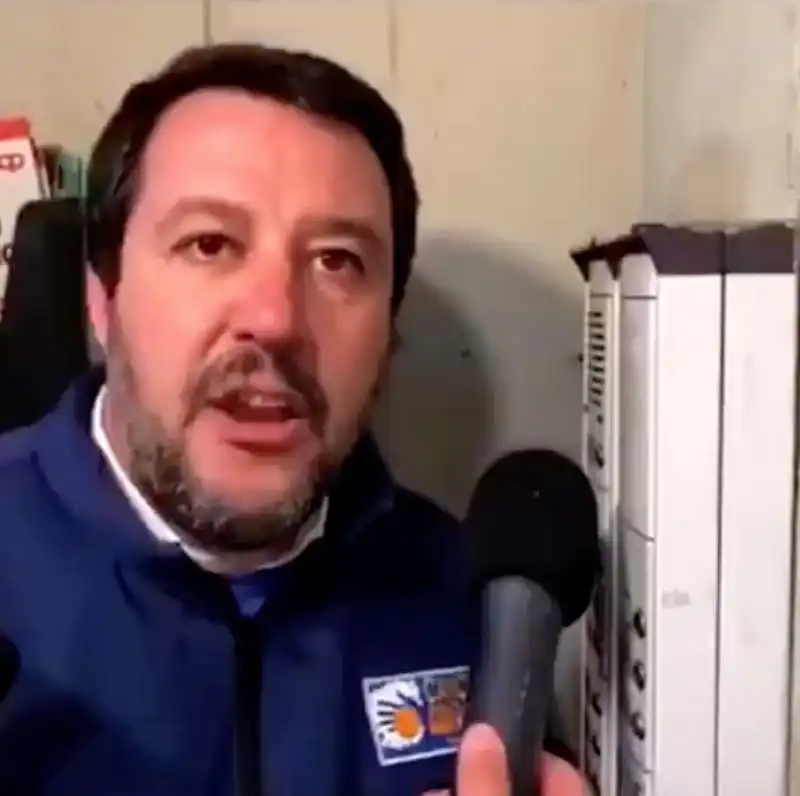 matteo salvini al citofono