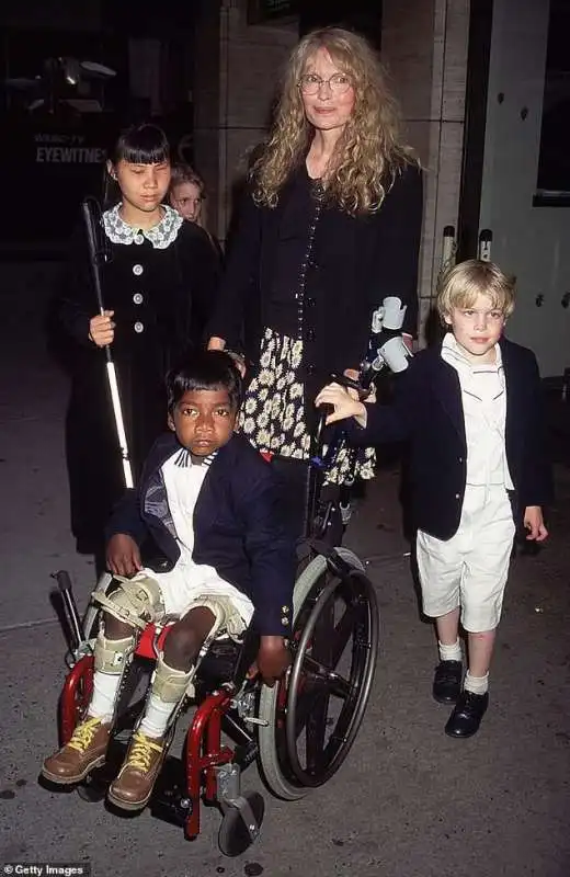 MIA FARROW E IL FIGLIO THADDEUS MORTO NEL 2000