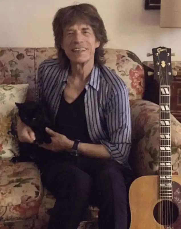 MICK JAGGER CON IL GATTO NERO