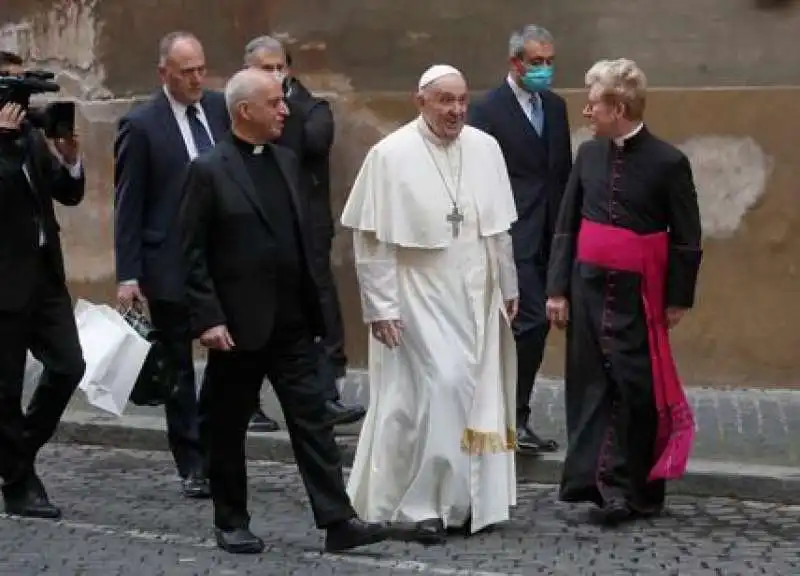 papa francesco senza mascherina