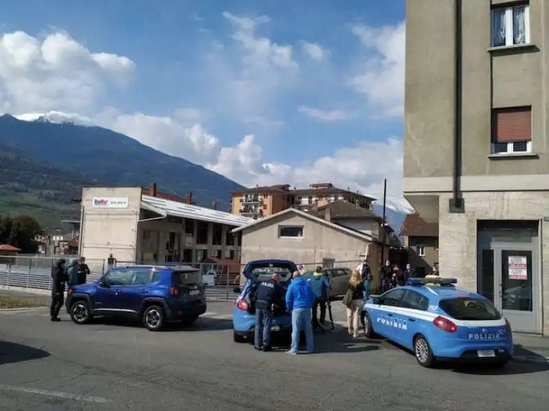 polizia sul luogo del delitto