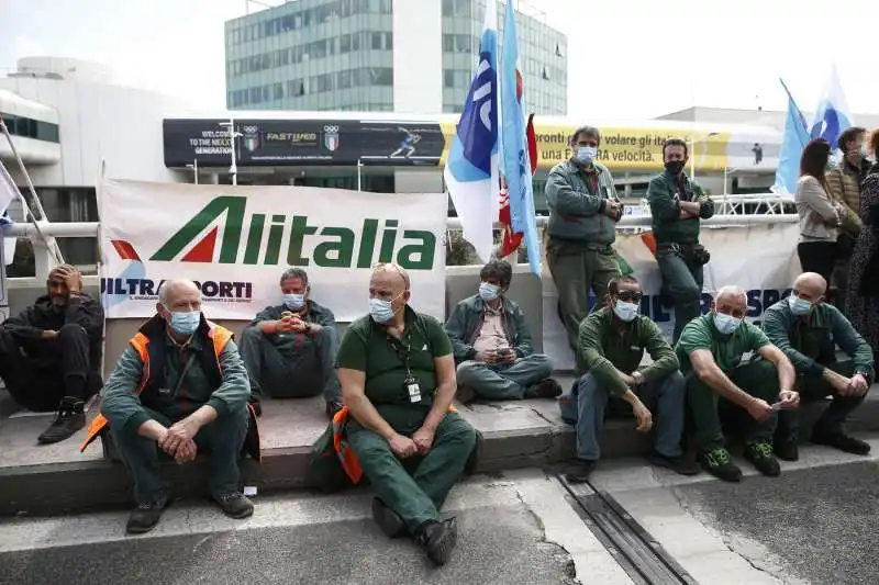 protesta dei lavoratori alitalia a fiumicino 