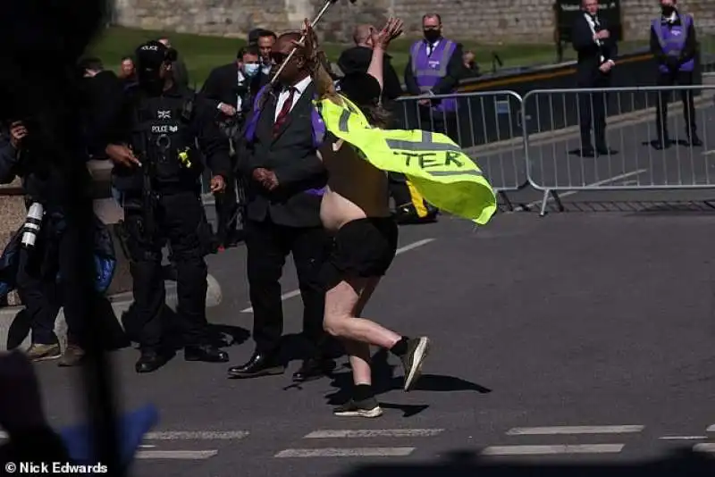 protesta in topless durante il funerale del principe filippo 1