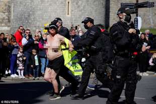 protesta in topless durante il funerale del principe filippo 2