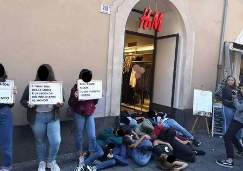 PROTESTE AMBIENTALISTE CONTRO FAST FASHION