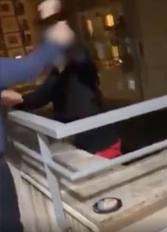 ragazzo si arrampica su un balcone a napoli 1