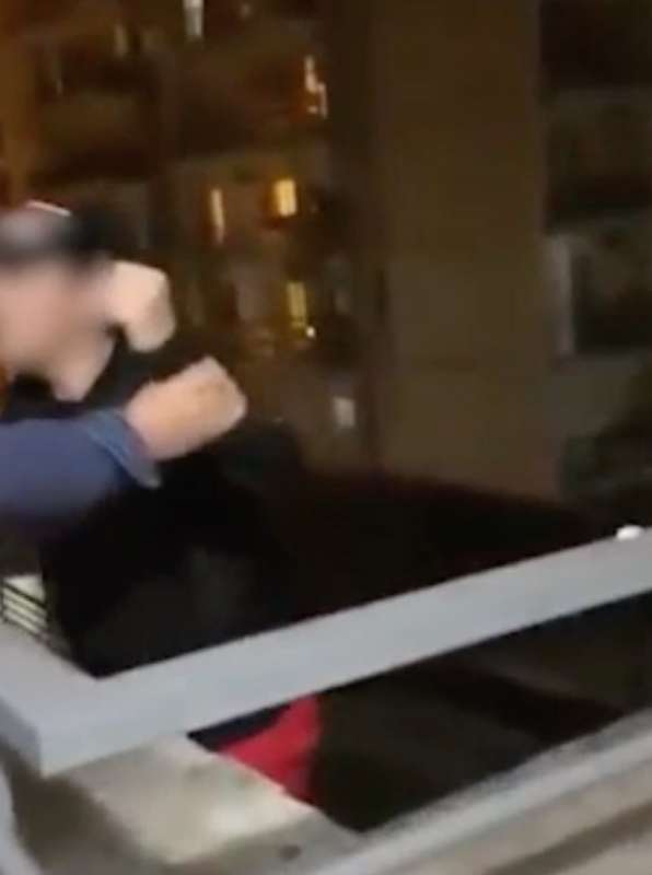 ragazzo si arrampica su un balcone a napoli 4