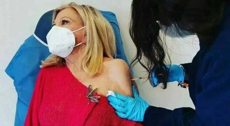 sandra milo e il vaccino contro il coronavirus