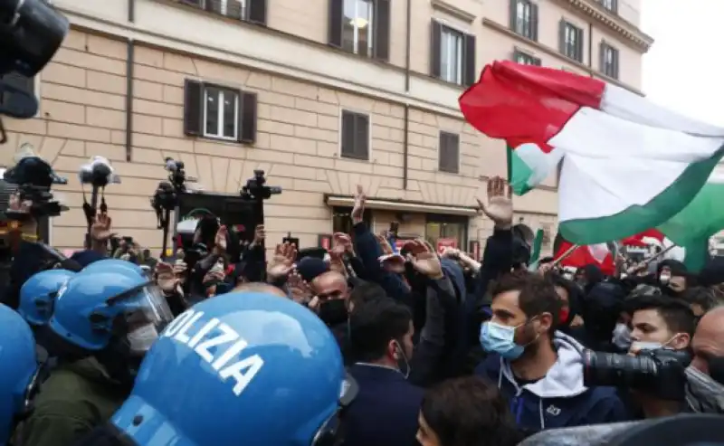 SCONTRI NEL CENTRO DI ROMA AL SIT-IN «IOAPRO» RISTORATORI E TITOLARI DI PALESTRE