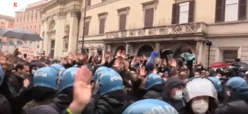 SCONTRI NEL CENTRO DI ROMA AL SIT-IN «IOAPRO» RISTORATORI E TITOLARI DI PALESTRE