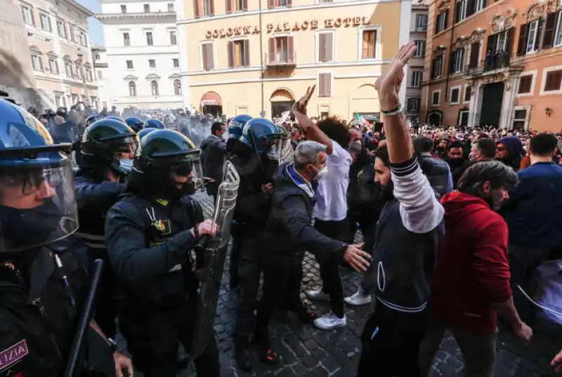 scontri tra ristoratori e polizia davanti montecitorio 1