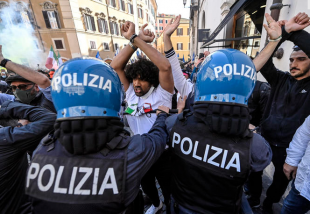 scontri tra ristoratori e polizia davanti montecitorio 14