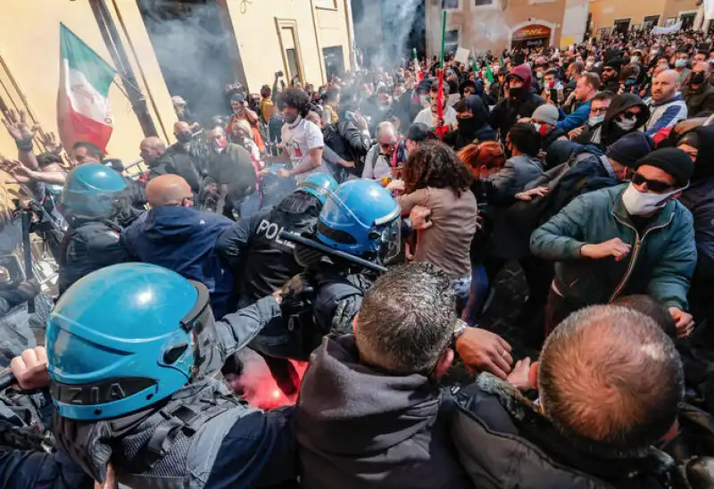 scontri tra ristoratori e polizia davanti montecitorio 17