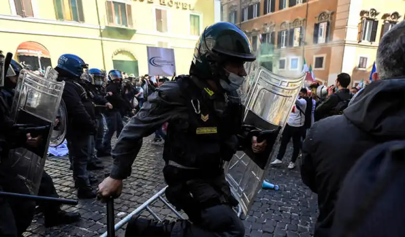 scontri tra ristoratori e polizia davanti montecitorio 3