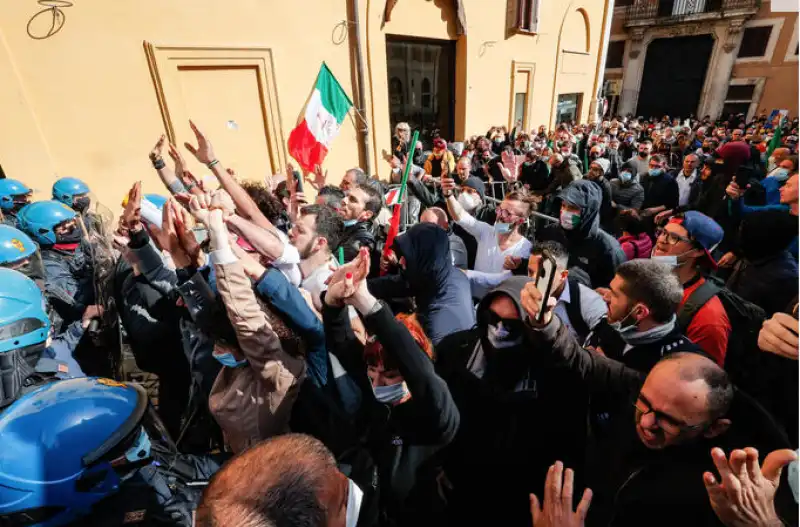 scontri tra ristoratori e polizia davanti montecitorio 4