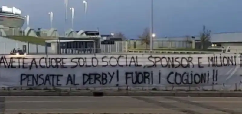 striscione contestazione juve