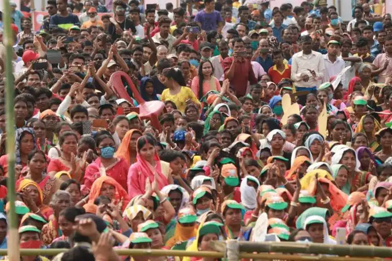 supporter di modi ammassati e senza mascherine