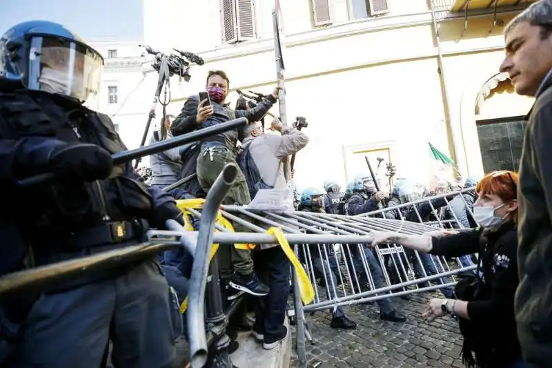 tensioni a montecitorio  alla protesta dei ristoratori e partite iva 4