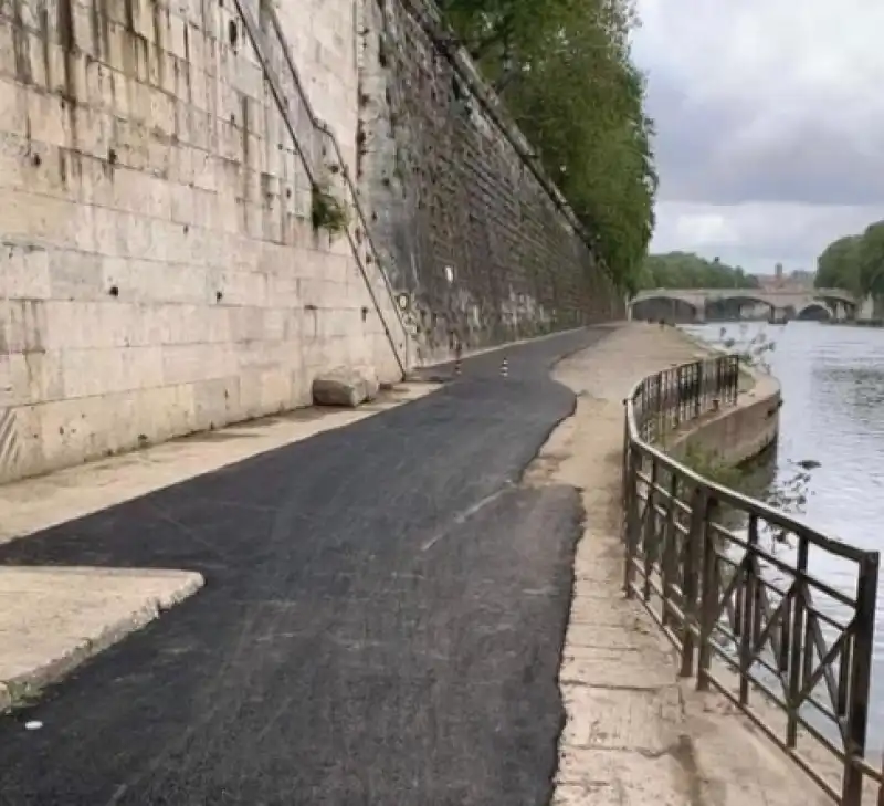 tevere passeggiata coperta di bitume