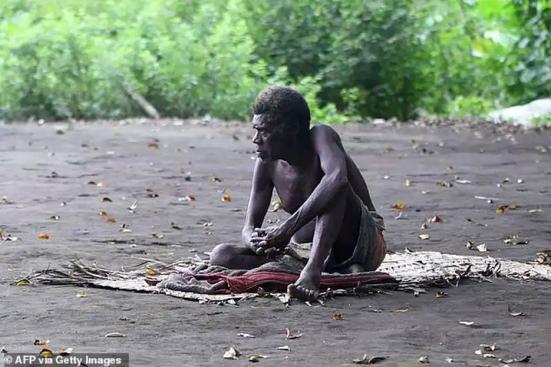 tribu' a Vanuatu venera il principe filippo come un dio