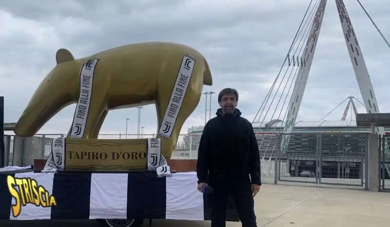 VALERIO STAFFELLI CON IL TAPIRO D'ORO GIGANTE DESTINATO A ANDREA AGNELLI