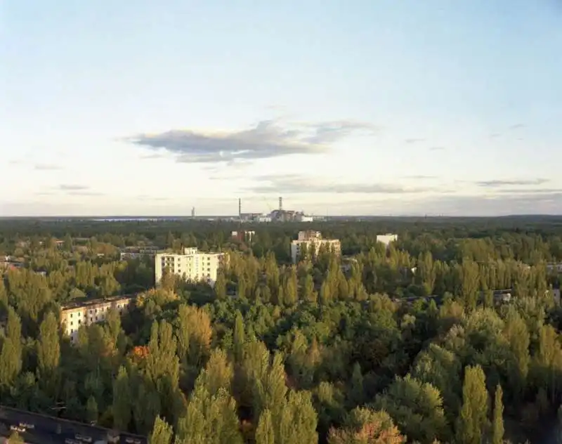 vista della centrale nucleare da un tetto di  pripyat 2011