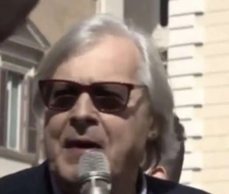 vittorio sgarbi alla manifestazione contro le chiusure a montecitorio 3