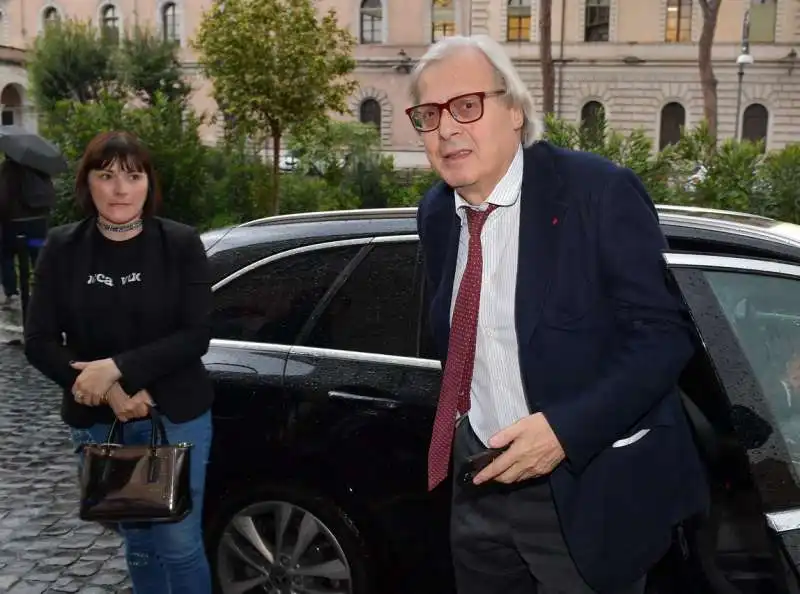 vittorio sgarbi visita la mostra  foto di bacco (1)