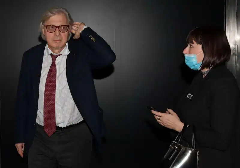 vittorio sgarbi visita la mostra  foto di bacco (2)