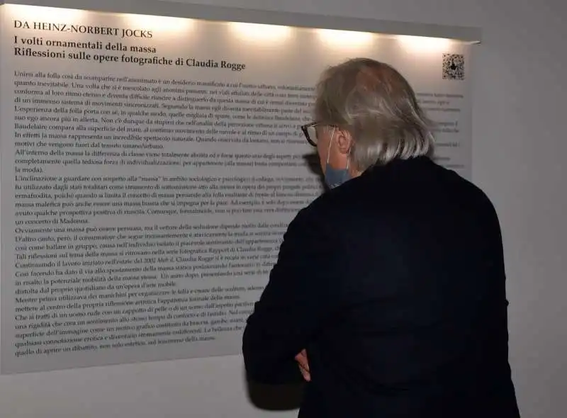 vittorio sgarbi visita la mostra  foto di bacco (8)